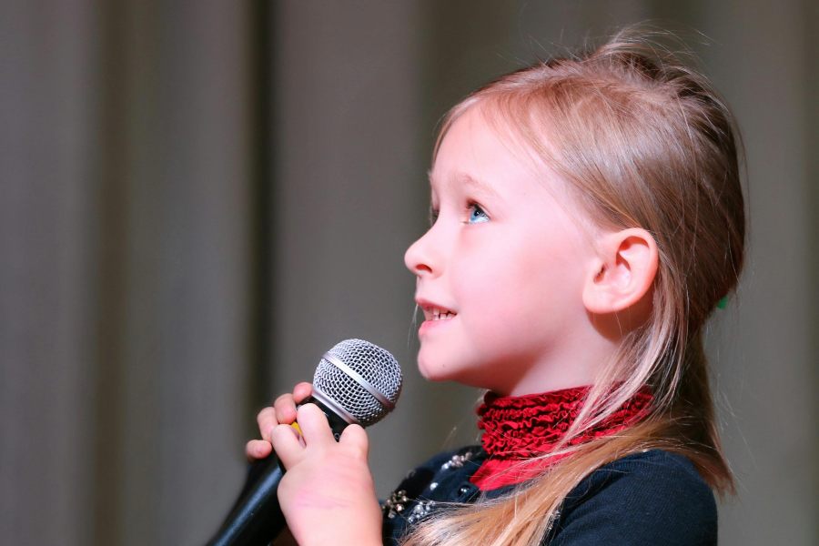niña cantando escuela de musica elda